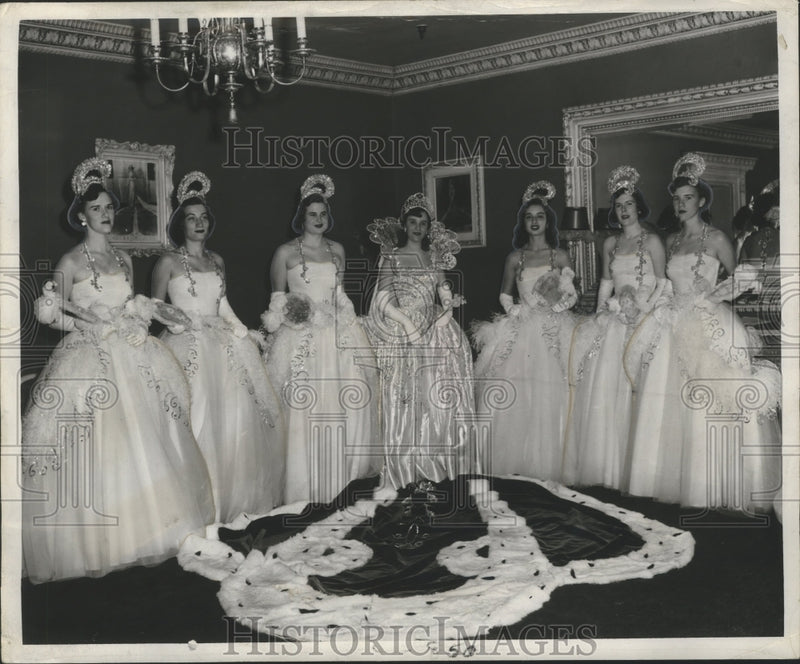 Load image into Gallery viewer, 1950 Press Photo Mardi Gras Carnival, Queen of Osiris with her maids - nox00072
