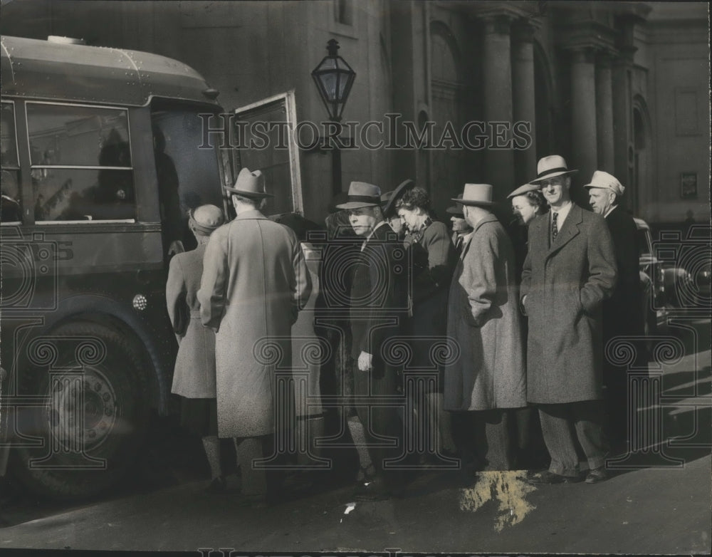 1947 Press Photo Mardi Gras Carnival, people board bus to Visit French Quarter