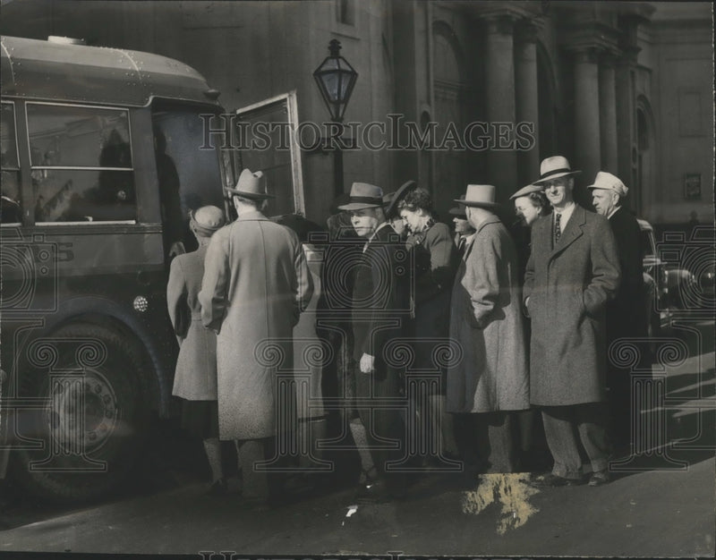 Load image into Gallery viewer, 1947 Press Photo Mardi Gras Carnival, people board bus to Visit French Quarter
