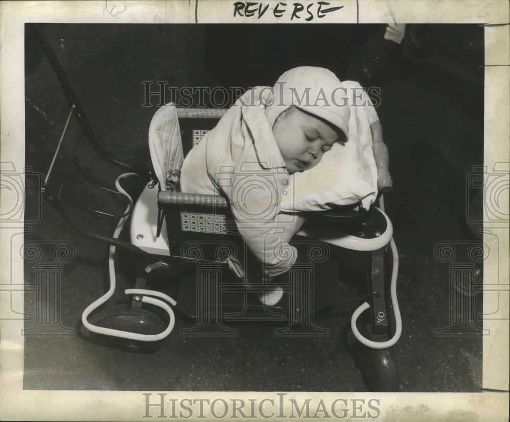 1955 Press Photo Mardi Gras Carnival, little fellow sleeps during parade