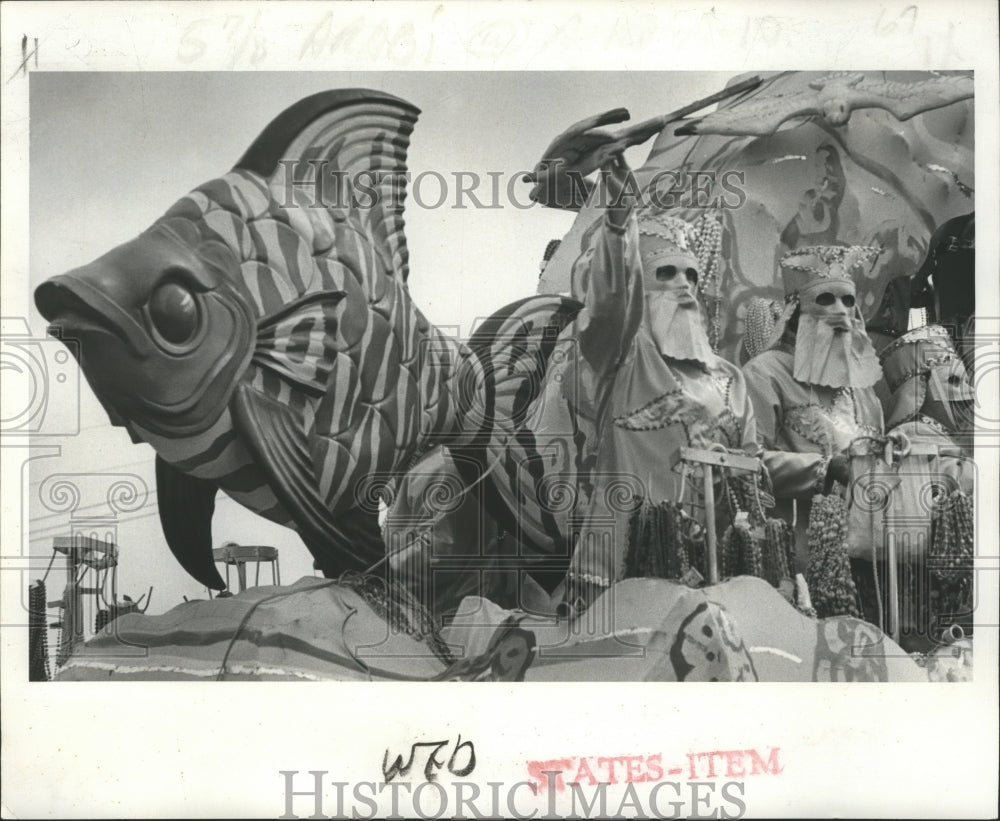 Press Photo Mardi Gras Carnival, a fish is highlighted in one float for parade- Historic Images