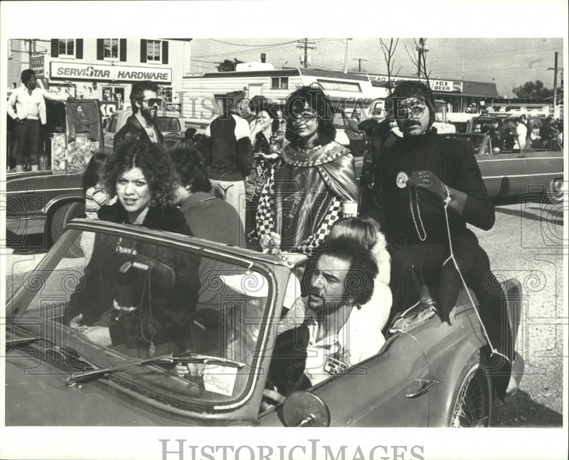 Load image into Gallery viewer, 1980 Press Photo Car participating in the Mardis Gras Arabi parade - nox00114
