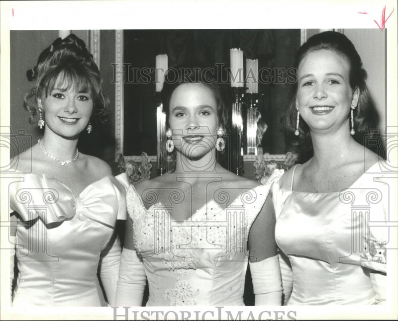 Load image into Gallery viewer, 1994 Press Photo Margaret Villere Barkley Abbot &amp; Kelley Johnson at Proteus Ball
