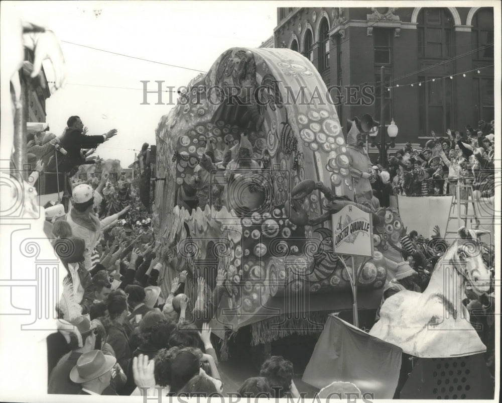 1966 Press Photo Mardis Gras parade float and crowds - nox00135- Historic Images