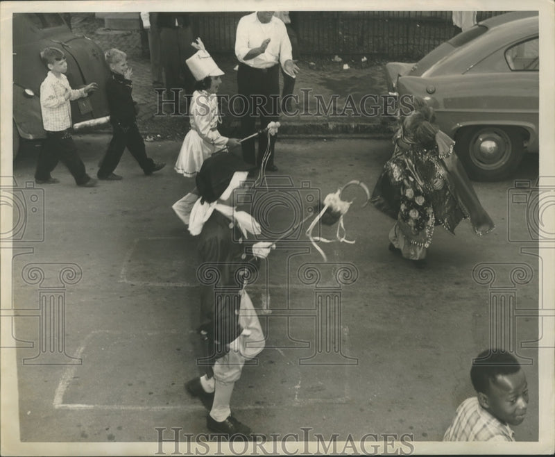 Load image into Gallery viewer, 1951 Press Photo Costumed children marching in parade - nox00151
