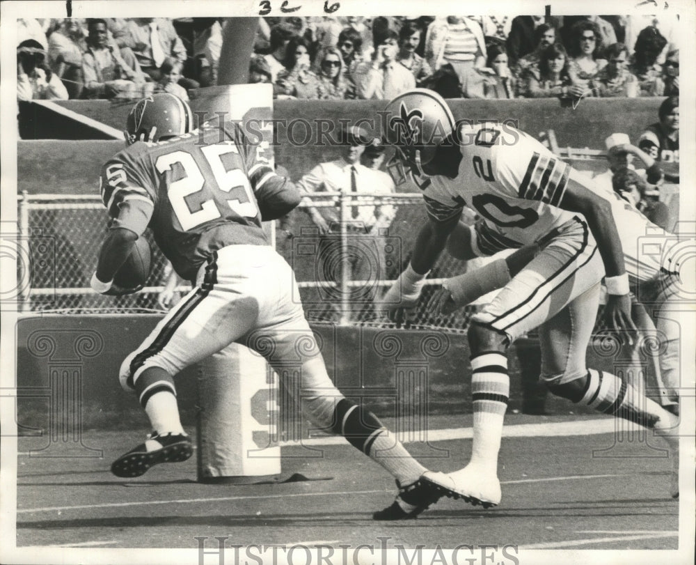 1971 Press Photo Art Malone slipping past D&#39;Artagnan Martin for a touchdown- Historic Images