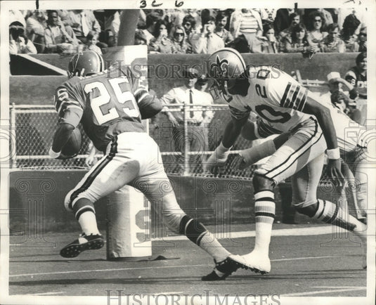 1971 Press Photo Art Malone slipping past D'Artagnan Martin for a touchdown- Historic Images