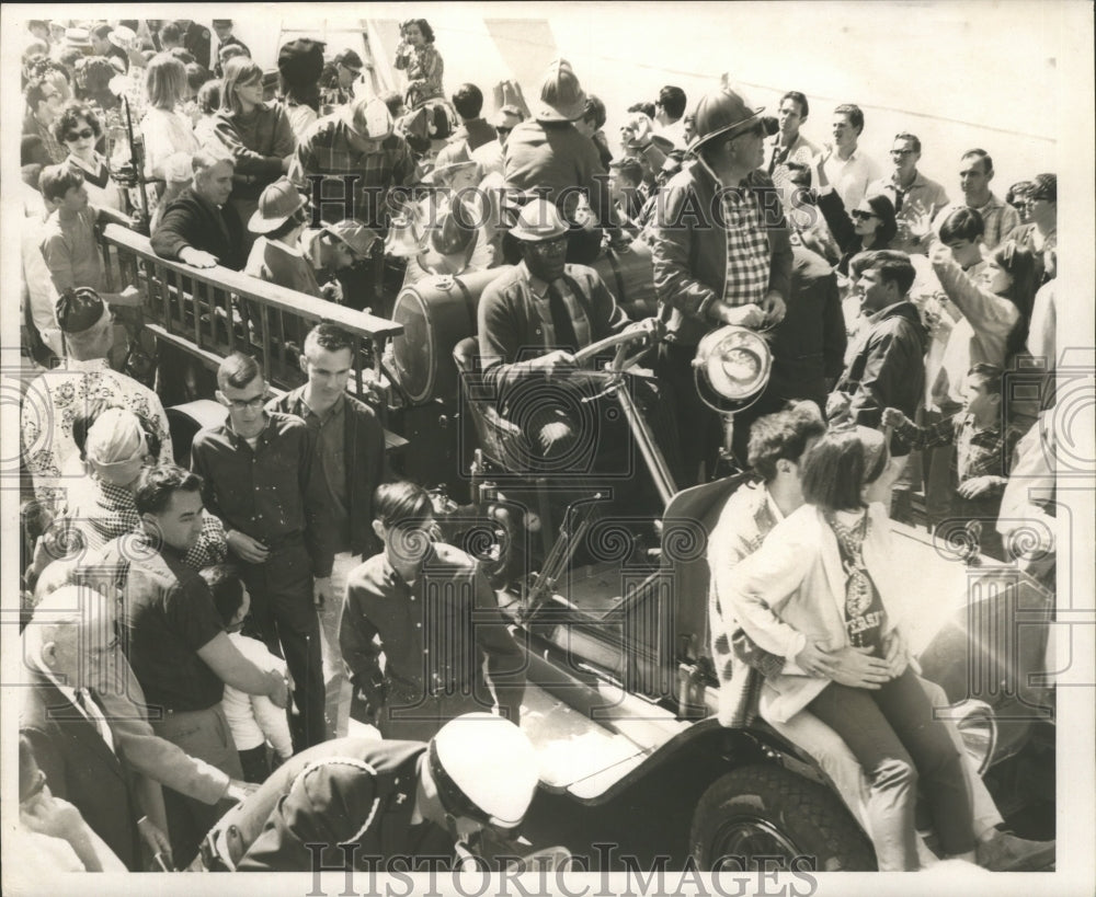 1968 Press Photo Carnival Maskers riding on parade float - nox00309