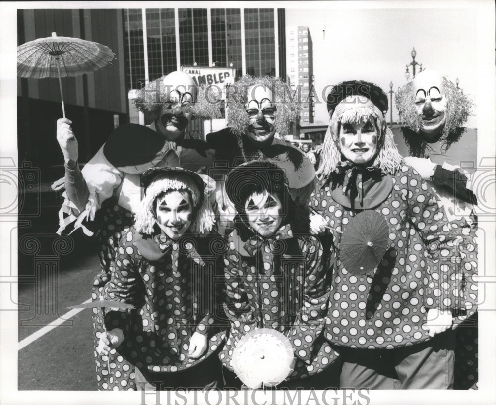 1969 Press Photo New Orleans, Carnival Maskers dressed in clown costume
