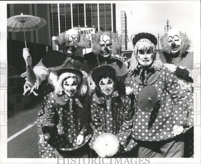 Load image into Gallery viewer, 1969 Press Photo New Orleans, Carnival Maskers dressed in clown costume

