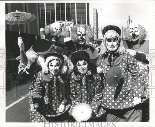 1969 Press Photo New Orleans, Carnival Maskers dressed in clown costume