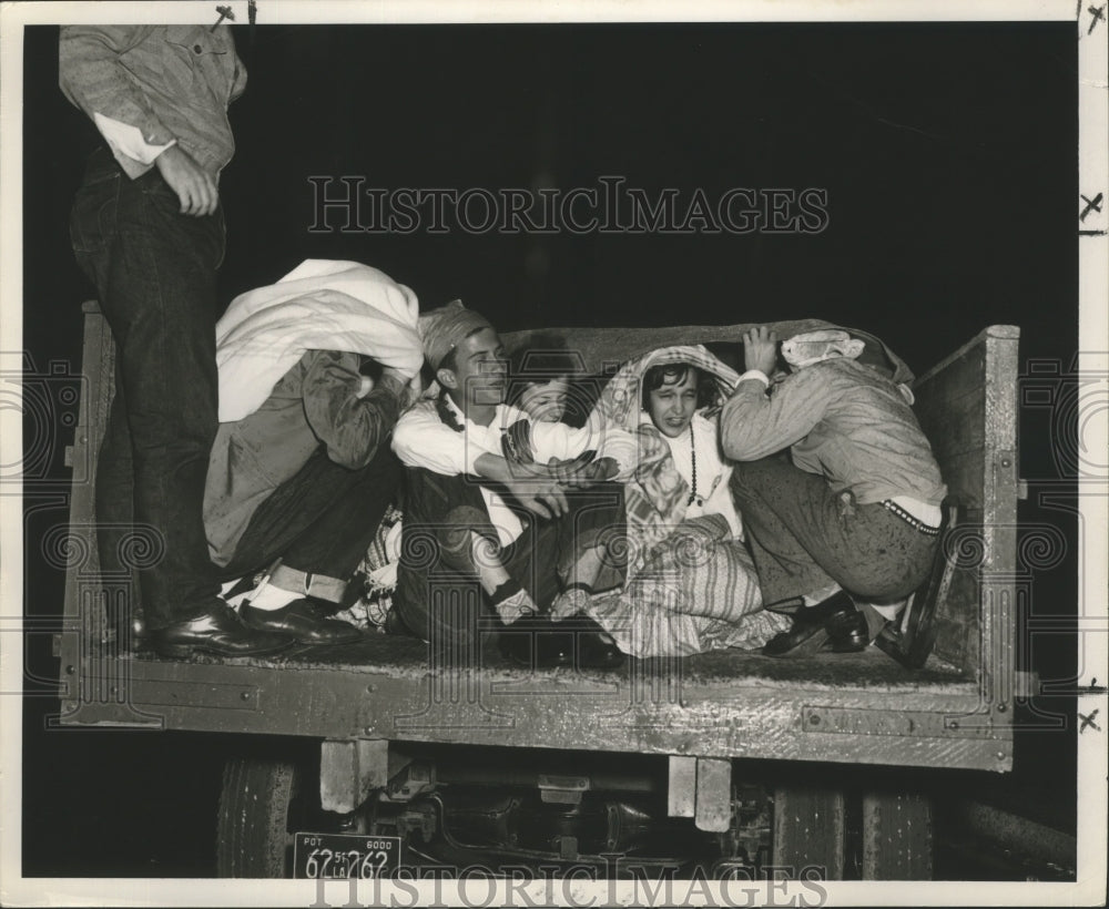 1952 Press Photo Children duck under tarps when rain comes down - nox00316- Historic Images