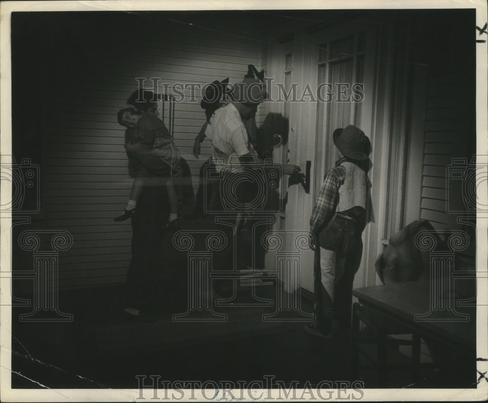 1949 Press Photo Family Going Home After New Orleans Mardi Gras Carnival- Historic Images