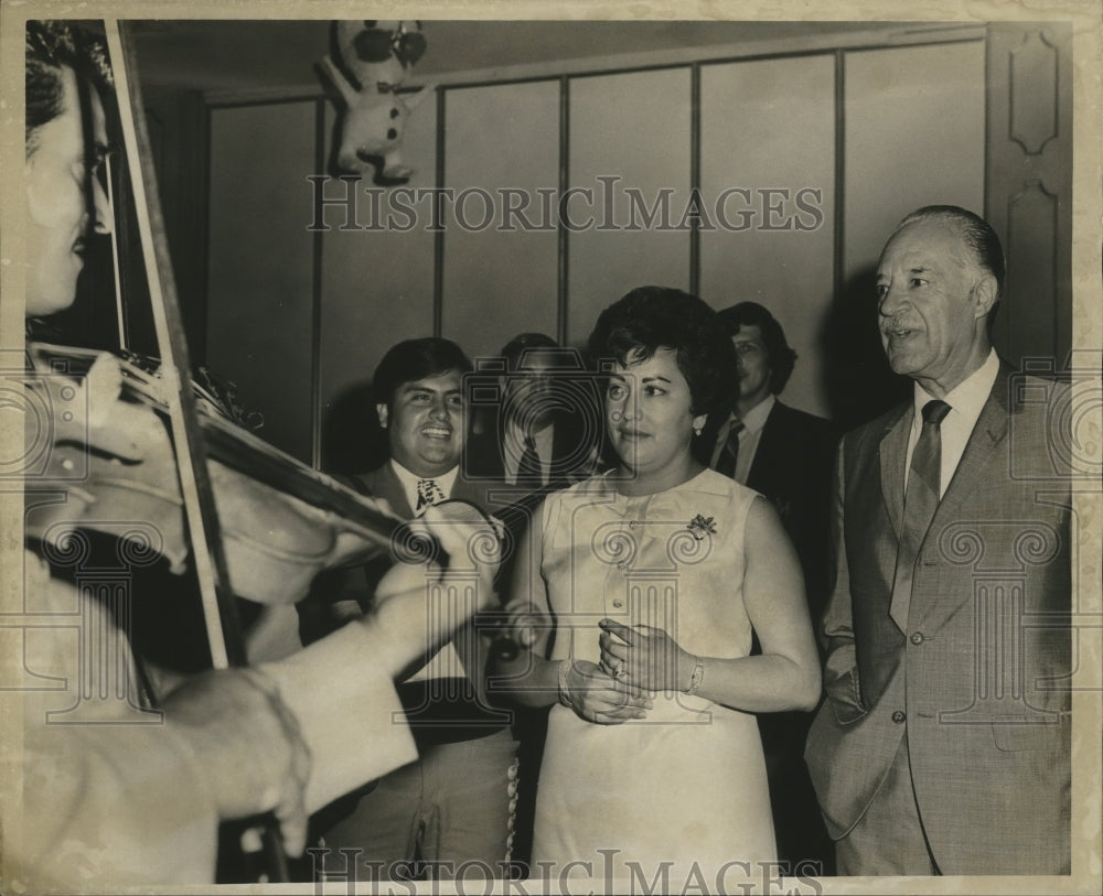 1971 Press Photo Consul of Mexico Abraham Aguilar &amp; Elva Liees in New Orleans