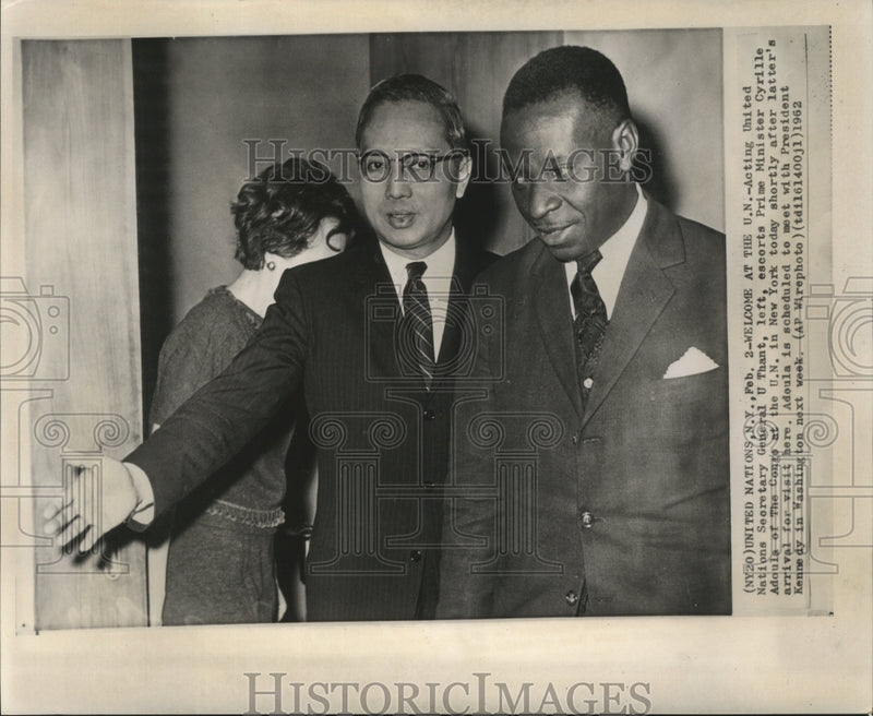 Load image into Gallery viewer, 1962 Press Photo United Nations Secretary General U Thant escorts Cyrille Adoula
