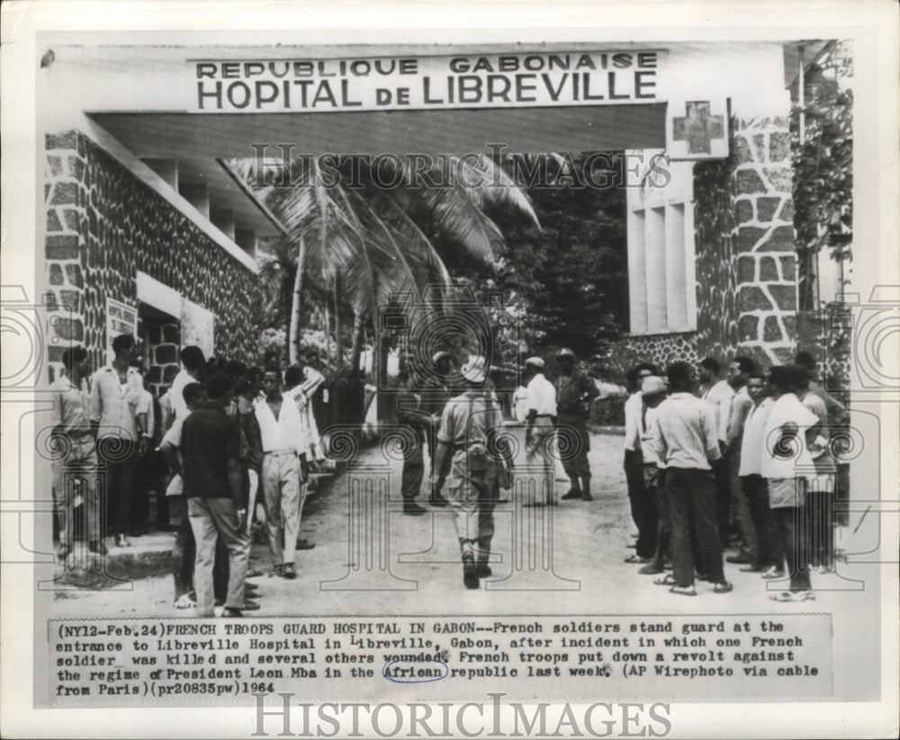 1964 Press Photo French Troops Guard Gabon Hospital After Revolt Against Mba