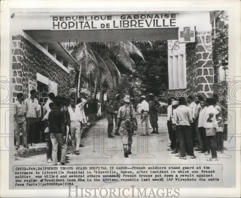 Load image into Gallery viewer, 1964 Press Photo French Troops Guard Gabon Hospital After Revolt Against Mba
