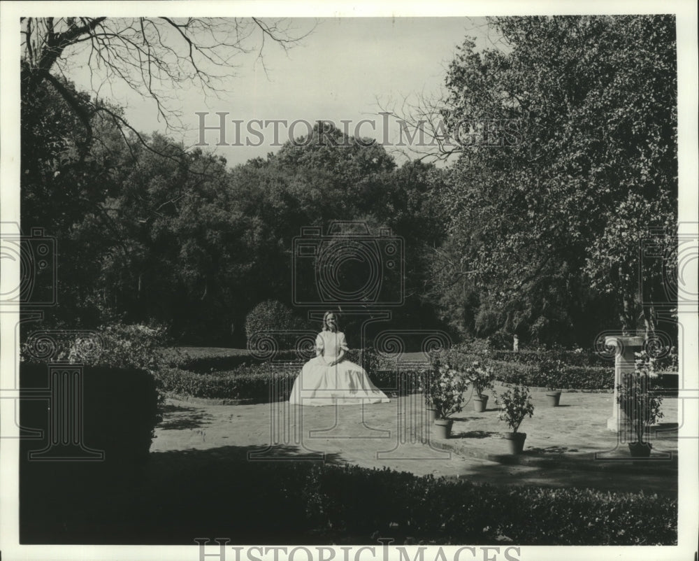 1976 Press Photo Girl Sits Amidst Afton Villa Gardens In Louisiana - nox00379- Historic Images