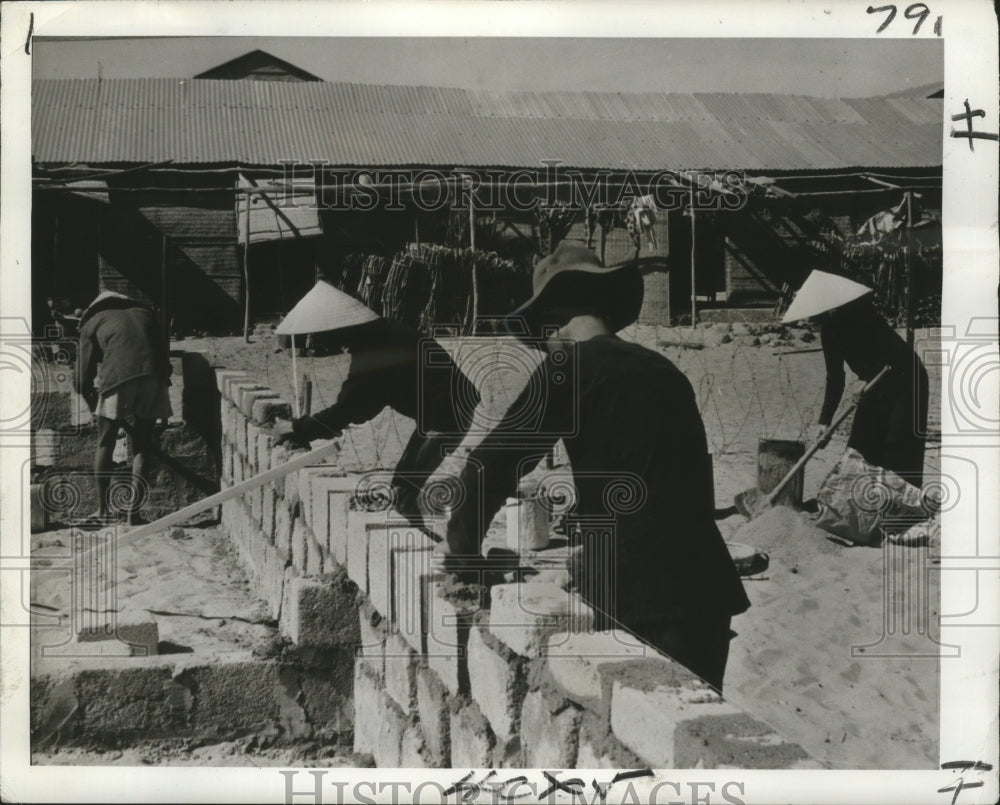 1967 Press Photo Villagers construct refugee building in Qui Nhom - nox00399
