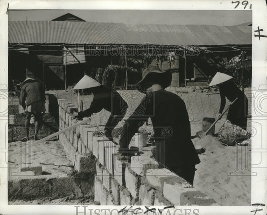 1967 Press Photo Villagers construct refugee building in Qui Nhom - nox00399