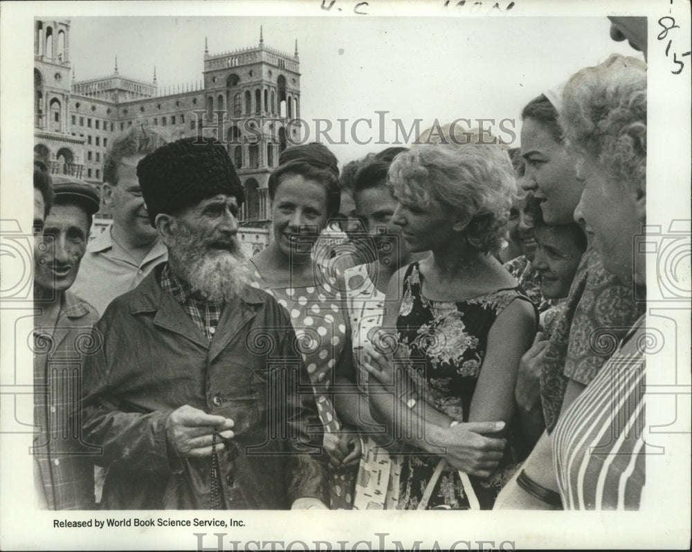 1967 Press Photo Azerbaidzhanian Shirali Muslimov with admirers in Baku, USSR