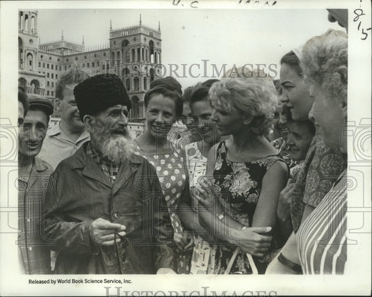 1967 Press Photo Azerbaidzhanian Shirali Muslimov with admirers in Baku, USSR