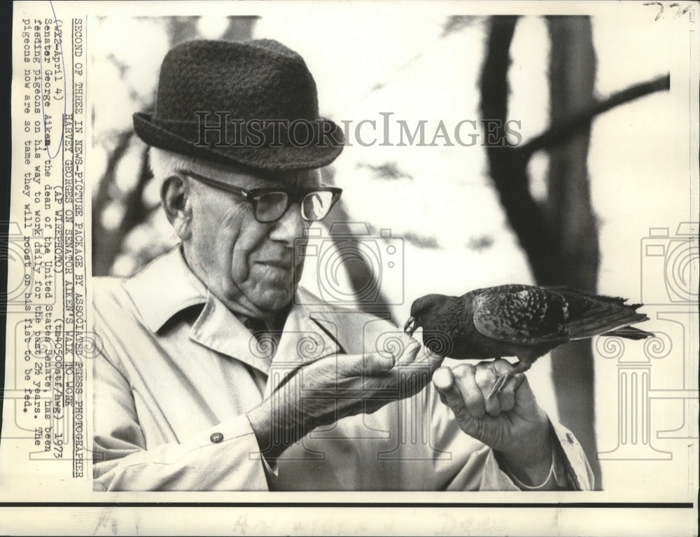 1973 Press Photo Senator George Aiken feeds pigeon as part of daily trek to work