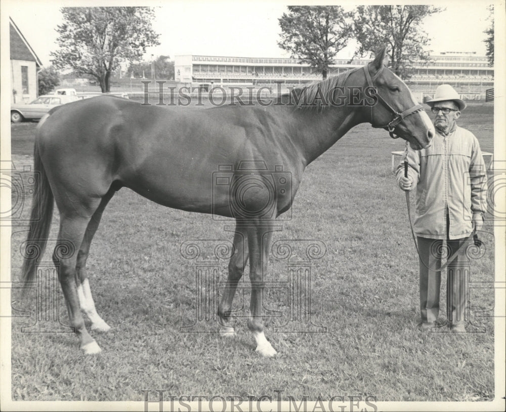 1967 Press Photo Alcee Richard Holds Race Horse Grand Premiere - nox00438