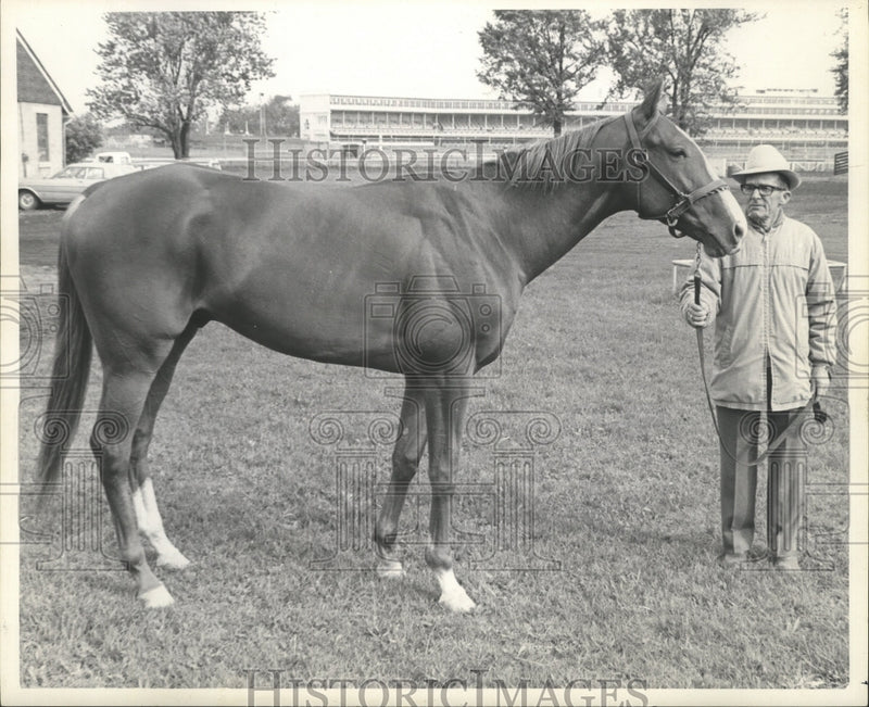 Load image into Gallery viewer, 1967 Press Photo Alcee Richard Holds Race Horse Grand Premiere - nox00438
