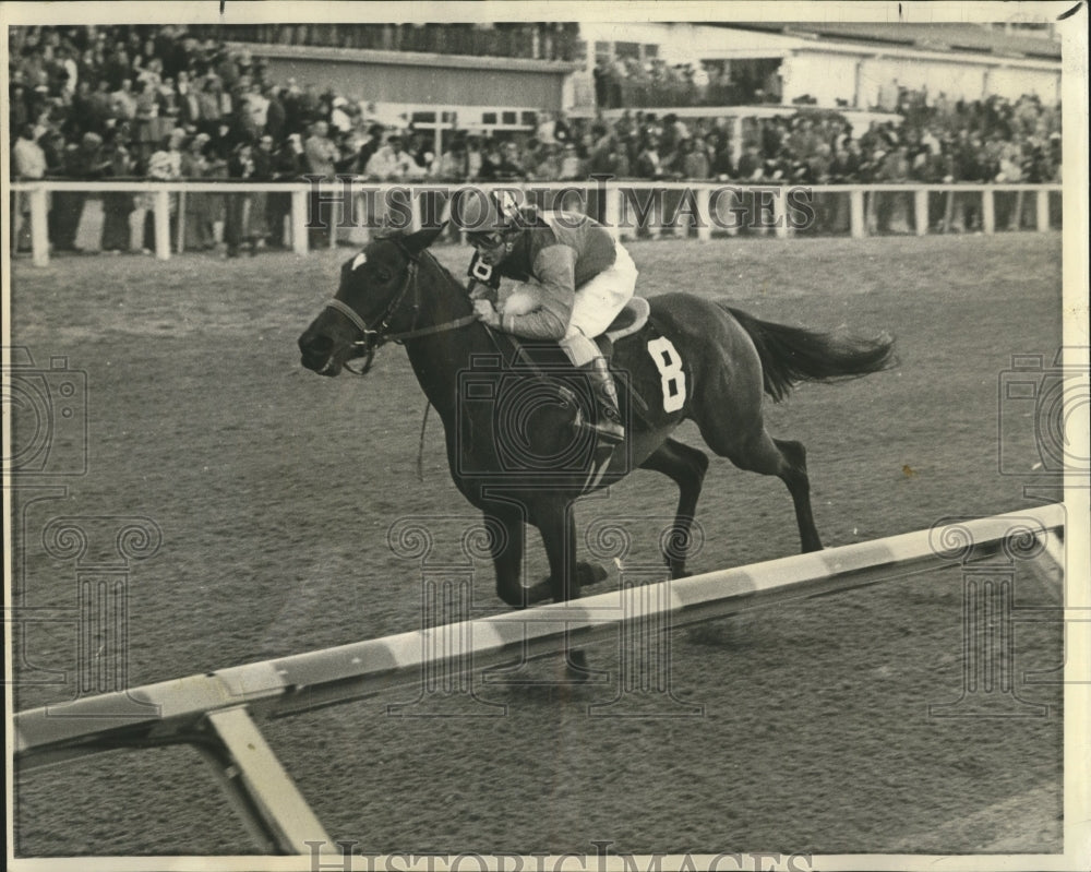 1973 Press Photo Kiss Me Darlin with Craig Perret up, won Pontalba Stakes- Historic Images