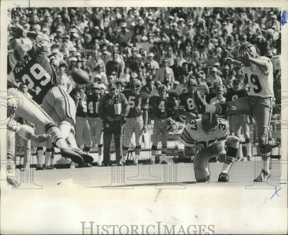 1973 Press Photo Bill McClard kicks 43-yard field goal, New Orleans Saints- Historic Images