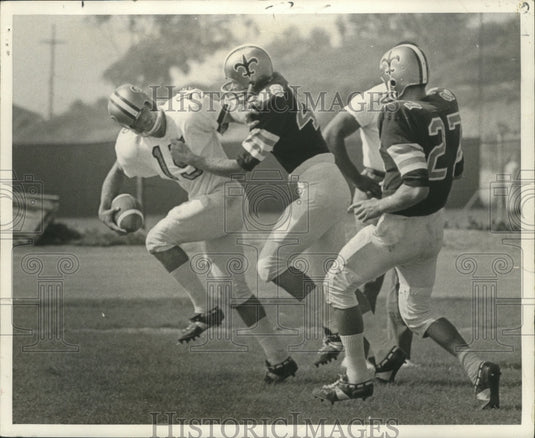 1968 Press Photo Saints QB Randy Kerbow ward off Dave Sturgis with his arm