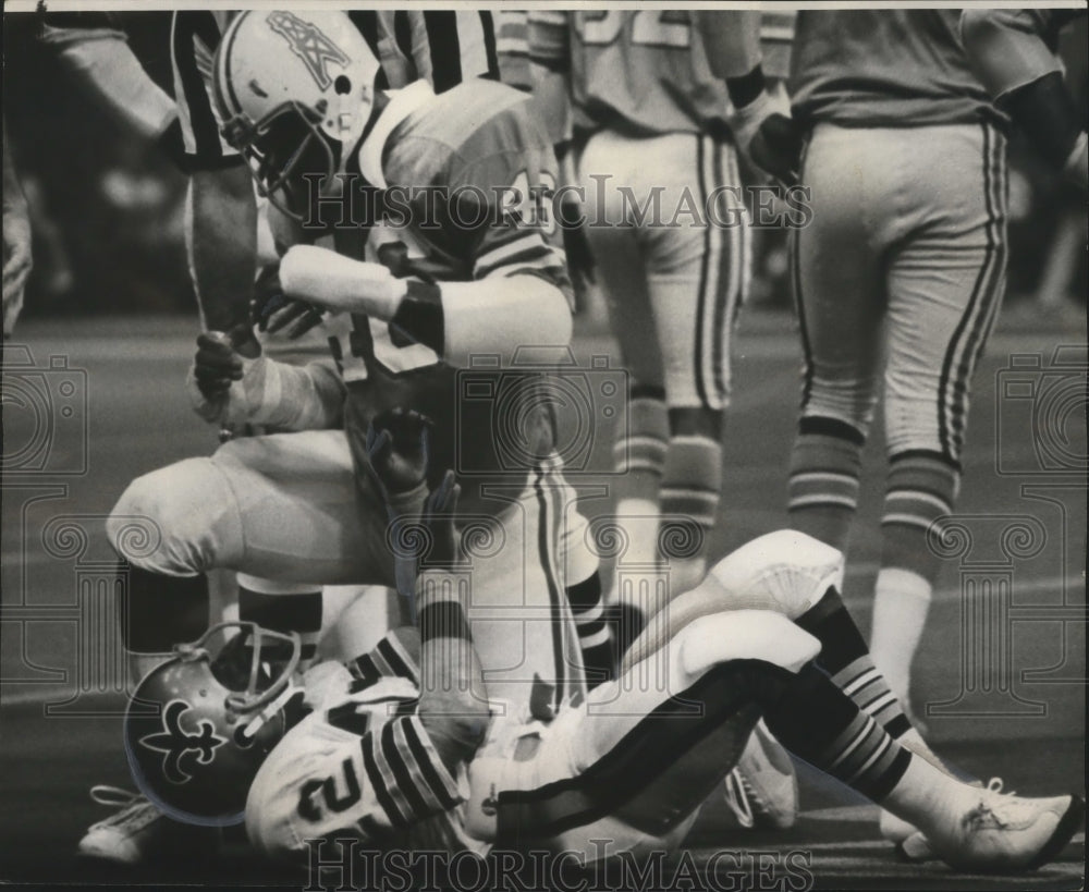 1975 Press Photo Houston Oiler middle linebacker lords over Howard Stevens- Historic Images