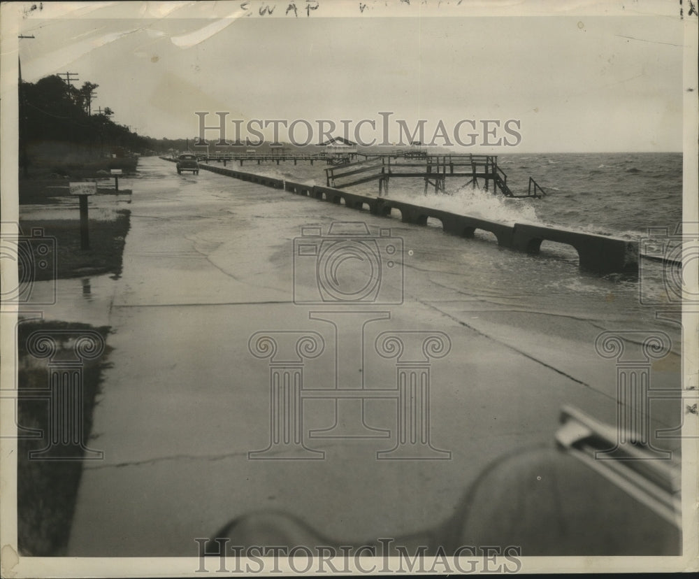 1950 Press Photo Hurricane Audrey-Water sloshes over sea-wall road-Miss Coast- Historic Images