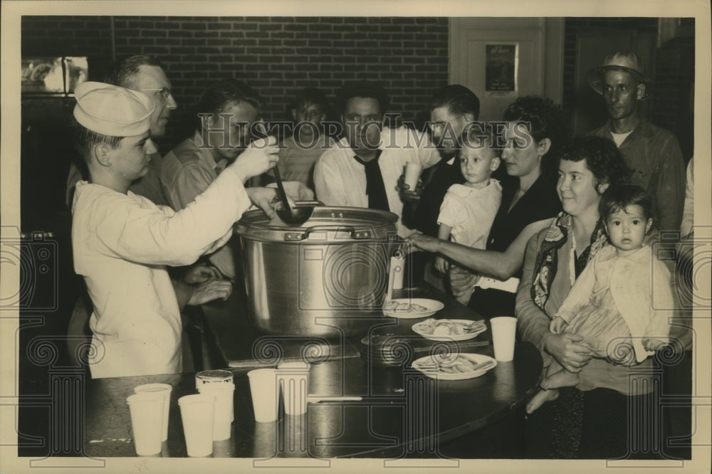 1948 Press Photo Coffee line at Behram Memorial Gym- Historic Images