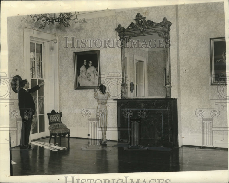 Load image into Gallery viewer, 1942 Press Photo Living room of the re-created Pontalba apartments - nox00498
