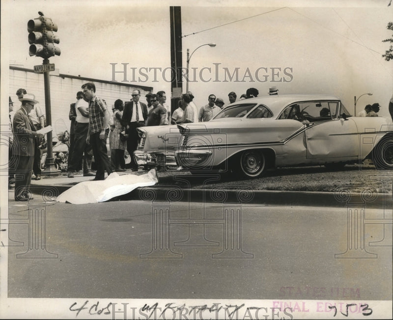 Load image into Gallery viewer, 1967 Press Photo Scene of pedestrian fatality at Napolean Ave. and S. Claiborne
