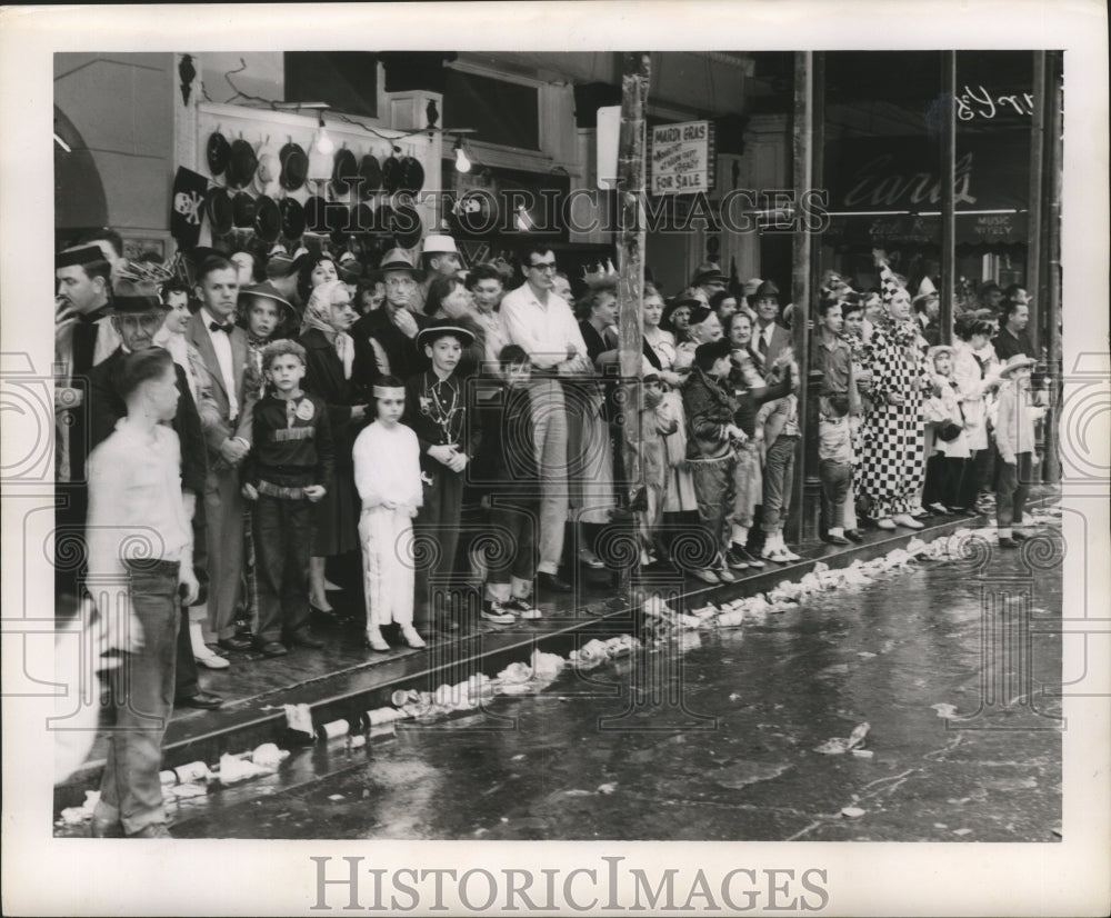 1956 Press Photo Mardi Gras Parade Spectator Crowd Includes Clown &amp; Cowboy