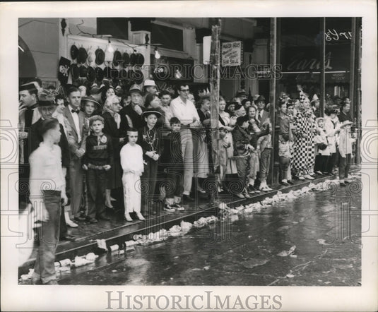 1956 Press Photo Mardi Gras Parade Spectator Crowd Includes Clown & Cowboy