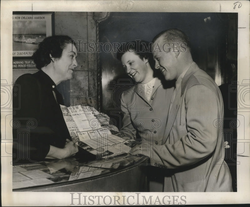 Load image into Gallery viewer, 1951 Press Photo Irene Ramon Gives New Orleans Travel Advice To Iowa Tourists
