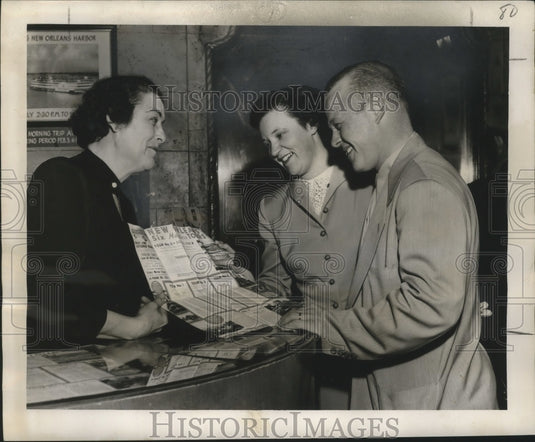 1951 Press Photo Irene Ramon Gives New Orleans Travel Advice To Iowa Tourists