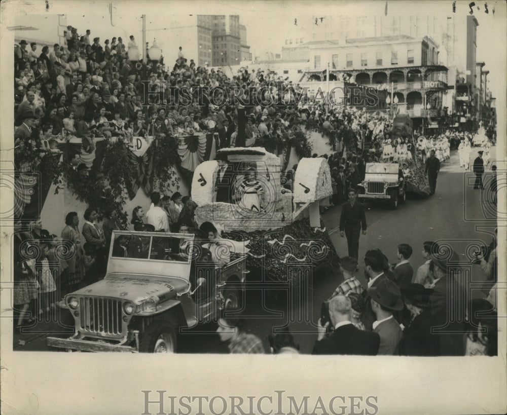 1998 Press Photo New Orleans Mardi Gras Carnival floats being pulled by jeeps- Historic Images