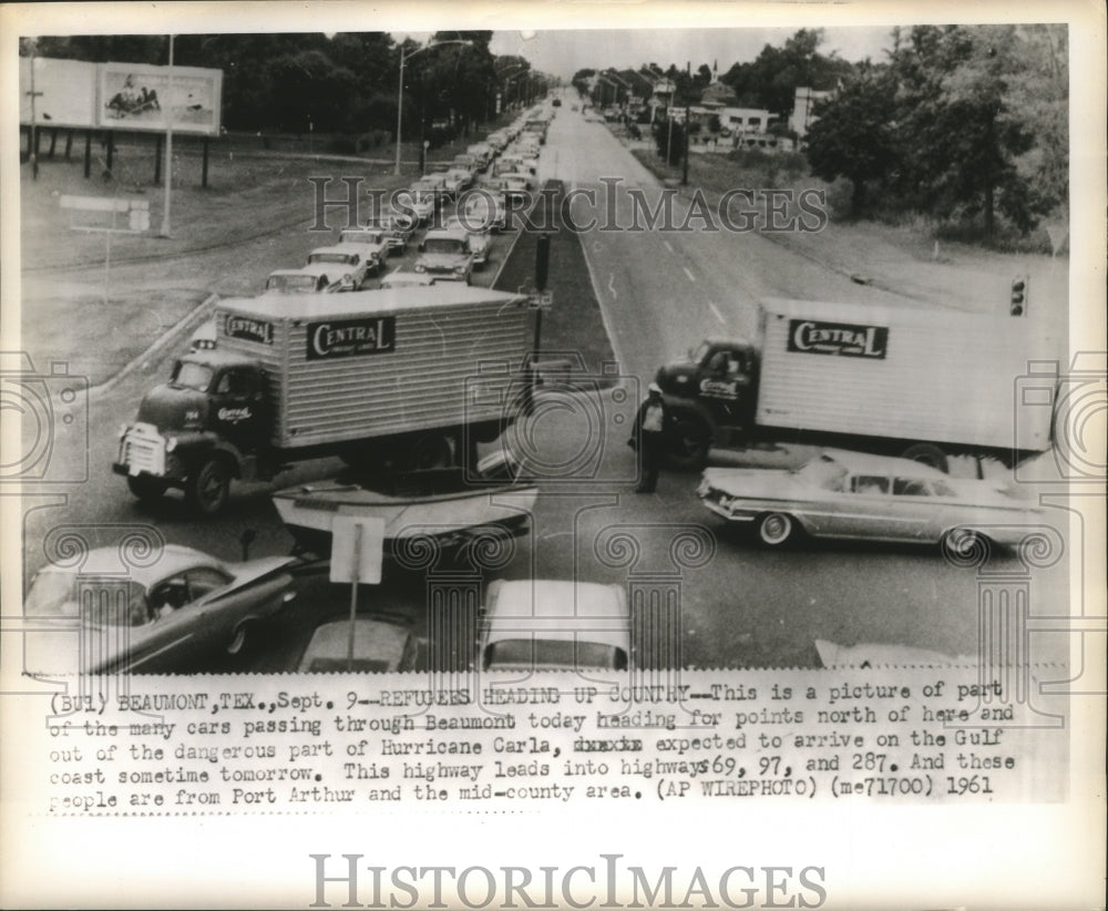 1961 Press Photo Cars pass through Beaumont to head north from Hurricane Carla