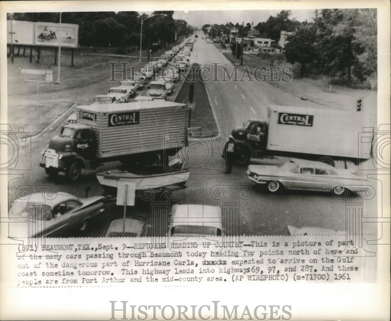 Load image into Gallery viewer, 1961 Press Photo Cars pass through Beaumont to head north from Hurricane Carla
