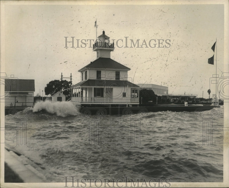 Load image into Gallery viewer, 1961 Press Photo Lighthouse West End in high waters - nox00716
