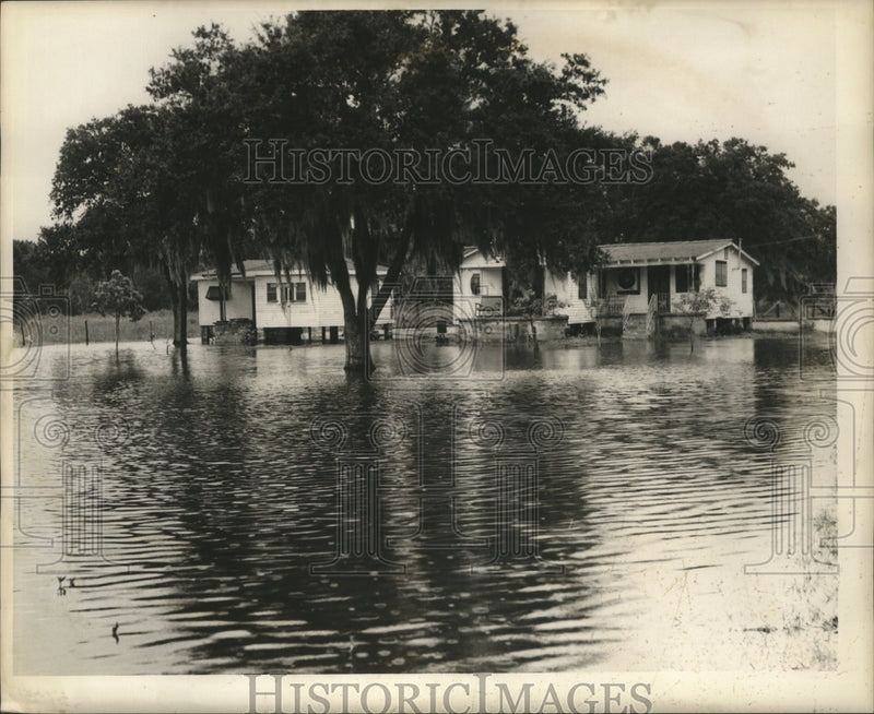 Load image into Gallery viewer, 1961 Press Photo Hurricane Carla flooding - nox00726
