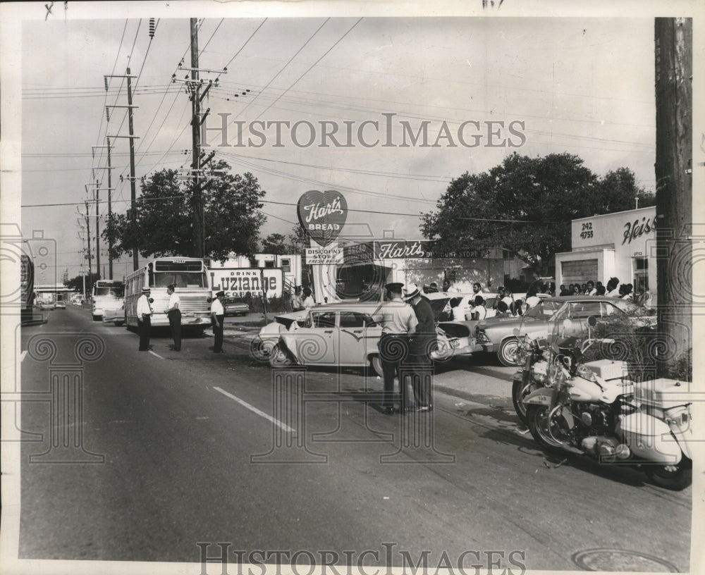 1966 Press Photo Investigator Sam Moran at the scene of fatal bus-car accident