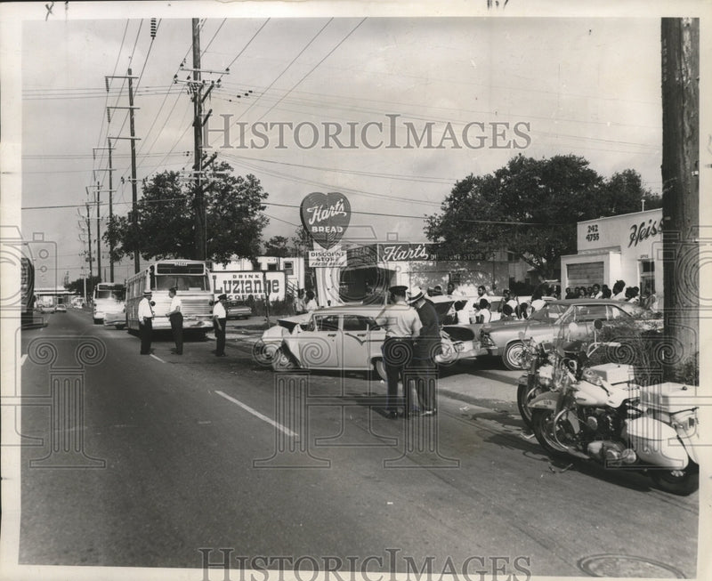 Load image into Gallery viewer, 1966 Press Photo Investigator Sam Moran at the scene of fatal bus-car accident
