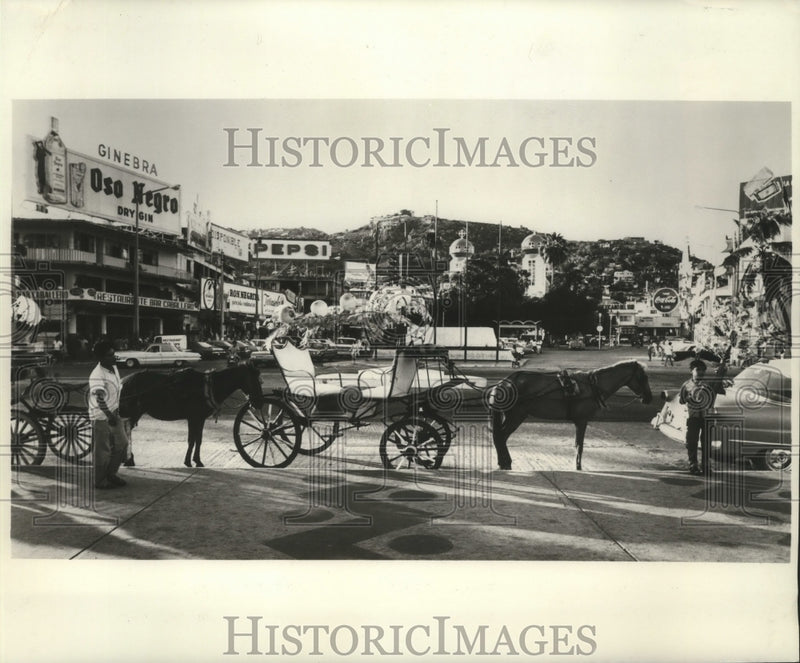 Load image into Gallery viewer, 1970 Press Photo Carriage drivers waiting for passengers in Acapulco - nox00807
