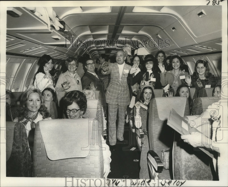 Load image into Gallery viewer, 1975 Press Photo Dr. Gabriel Ackal &amp; state beauty queens leaving for Washington
